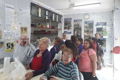 En el local suelen hacerse largas filas para adquirir diversos productos lácteos