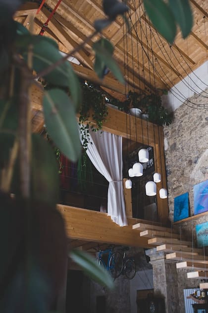 En el loft de dos pisos, que se asemeja a una casa en un árbol, se encuentra el dormitorio principal.