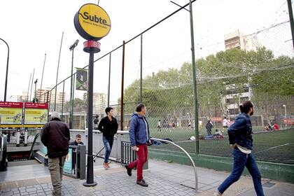 En el lote que se venderá en Villa Urquiza funcionan canchas de fútbol