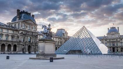 En el Louvre, la policía fue alertada por un ciclista que pasaba de casualidad