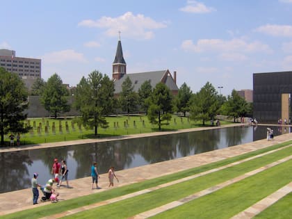 En el lugar del antiguo Edificio Murrah hoy se encuentra monumento conmemorativo, el "Oklahoma City National Memorial", espacio honra la memoria de las víctimas y el impacto de la tragedia en la ciudad.