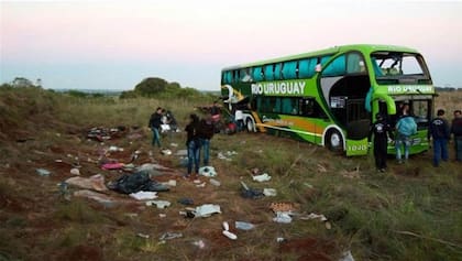 En el lugar del trágico accidente, ayer los peritos de la policía brasileña revisaban el colectivo en el que viajaban los estudiantes
