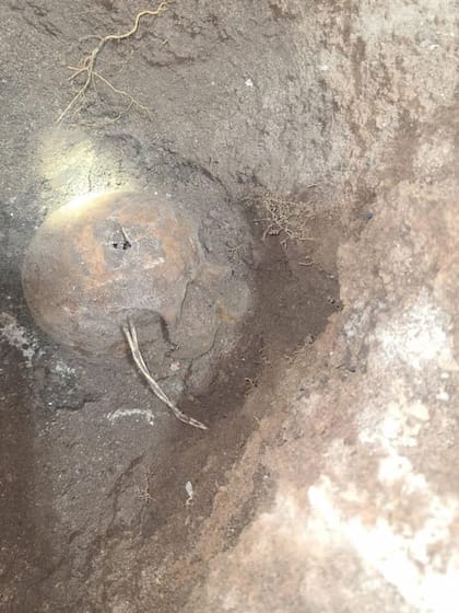 En el lugar primero hallaron ropa enterrada, y por eso decidieron continuar escavando