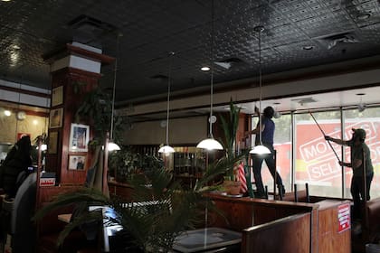 En el lugar se aprovecha para hacer algunas remodelaciones y dejar el espacio listo para lo que esperan serán clientes en las próximas semanas