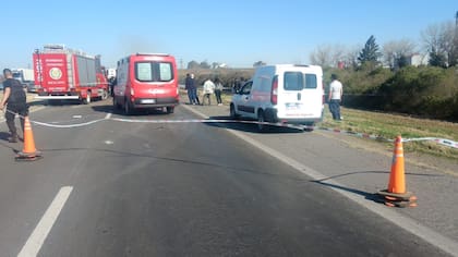 En el lugar se encuentran los bomberos trabajando para apagar una llamarada de fuego, producto del accidente