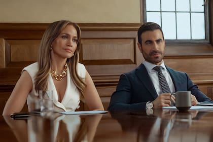 En el marco de la gira publicitaria de Office Romance, Jennifer Lopez y Brett Goldstein protagonizaron una entrevista viral