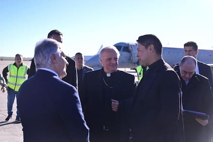 La delegación de la Santa Sede recorrió el predio de la Fábrica Argentina de Aviones (Fadea) en Córdoba