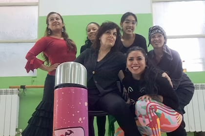 En el marco de los programas culturales, Silvia da clases de danza en la Facultad de Medicina.