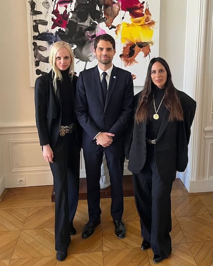 En el marco de Paris Fashion Week, las argentinas Sofía Achaval y Lucila Sperber, de la marca sustentable Acheval, se reunieron con el embajador Ian Sielecki en la embajada argentina en Francia. "En esta Semana de la Moda, recibimos a actores referentes de nuestro país como las fundadoras de Acheval Pampa, Sofía Achaval y Lucila Sperber. Basadas entre París y Buenos Aires, las emprendedoras (distinguidas con el sello Marca País) son un gran ejemplo exitoso del potencial exportador del diseño y la tradición de nuestro país"