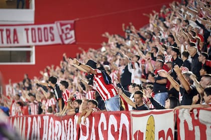 En el marco de una interna en la barra de Estudiantes de La Plata, se difundió un video que trajo consecuencias para cinco hinchas.