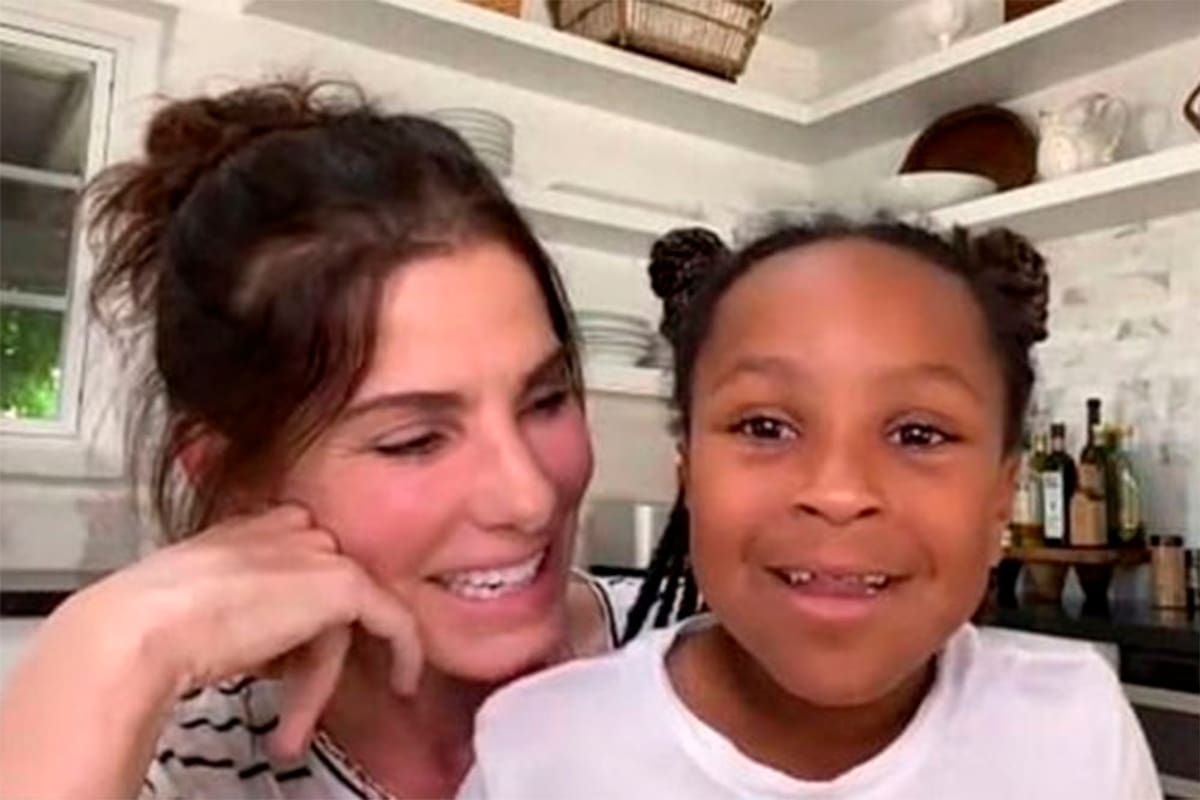 En el marco del difícil momento que atraviesa Estados Unidos por la pandemia de Covid-19, Sandra Bullock y su hija Laila participaron del homenaje a una enfermera en un especial solidario