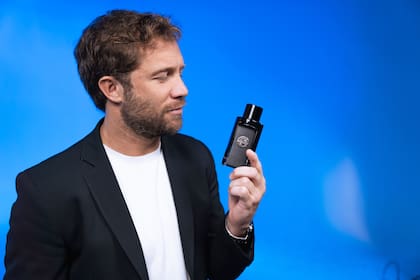 En el marco del lanzamiento del perfume The Icon de Antonio Banderas, Nico Riera habla sobre sus íconos, su percepción del éxito y el origen de su fuerza