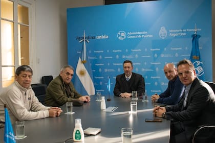 En el medio de la foto, José Carlos Beni, y a la derecha, Diego Salom, en la Administración General de Puertos.