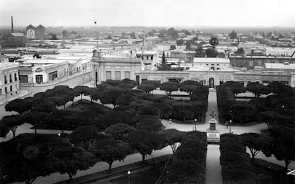 En el medio de la plaza, el monumento al Héroe de Junín, inaugurado en 1904.