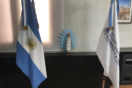 En el medio de las banderas, la imagen de la Virgen de Luján en el Ministerio de Agricultura