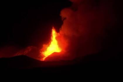 En el medio de varios terremotos, el volcán Etna entró en erupción.