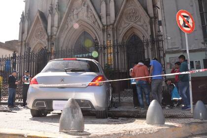 Un Peugeot 308 colisionó contra las rejas de una iglesia porteña
