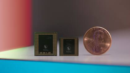 En el medio, un Snapdragon 835, flanqueado por un Snapdragon 820 (izq) y un centavo de dólar (der.) a modo de referencia