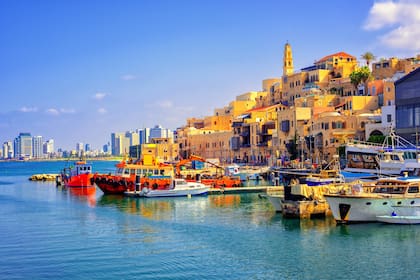 En el Mediterráneo, un contrastante mix de torres modernas y distritos antiguos, playas con DJ y suks