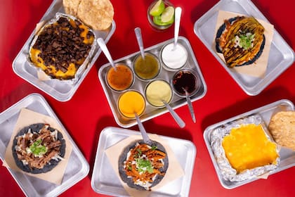 En el menú de Ana Liz Taquería se destacan los tacos, quesadillas, espadas, empanadas, flautas y tortas