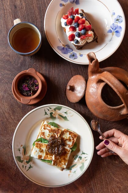 En el menú figuran panes caseros, strudels y las tortas alemanas, con finas capas de bizcochuelo rellenas de crema de chocolate.