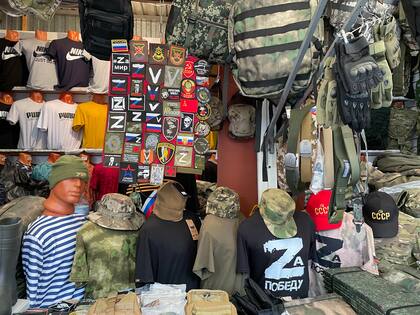 En el mercado central de Belgorod, Rusia, se exhibe a la venta equipo militar. (Valerie Hopkins/The New York Times)