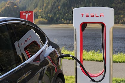 En el mercado estiman que un cargador rápido de 180 kW puede costar cerca de US$28.000 como equipo y ubicarse entre US$35.000 y US$40.000 instalado (Pixabay/Blomst)