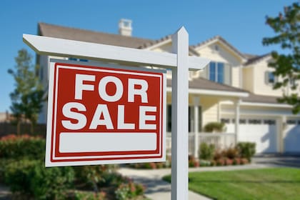 En el mercado inmobiliario de Florida, los agentes deben obtener una licencia estatal, asociarse con un broker y pagar una membresía anual al MLS para acceder a la base de datos de propiedades