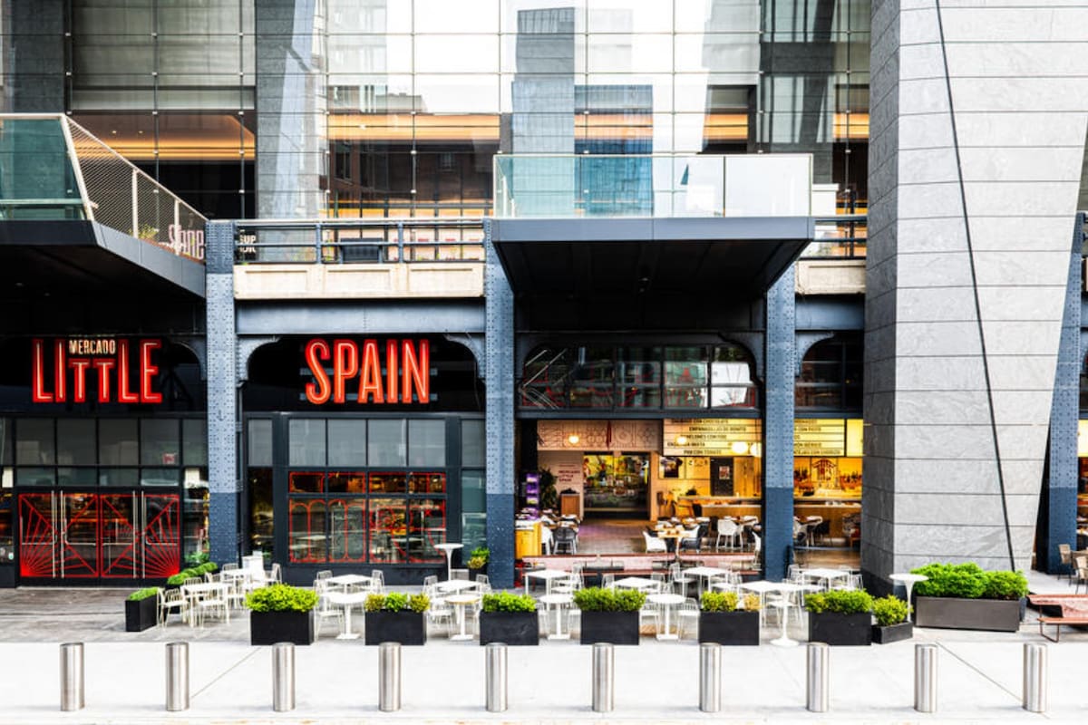 En el Mercado Little Spain, en Nueva York, hay tres restaurantes y varios puestos de comida que rinden homenaje a la gastronomía española
