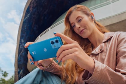 En el mercado local Samsung y Motorola ofrecen dos alternativas a sus smartphones tope de gama con versiones de  precios y prestaciones reducidas, pero similares aspiraciones a competir en el segmento más alto