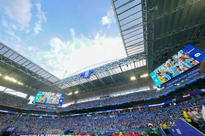 En el Miami Stadium caben 65.000 espectadores, y se calcula que casi dos tercios estuvieron ocupados por argentinos; hay aficionados de otras nacionalidades que siguen a Messi.