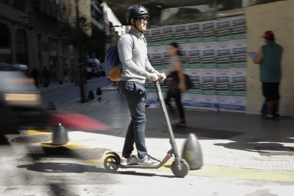 En el microcentro porteño suelen verse los monopatines eléctricos con mayor frecuencia; son utilizados para cubrir distancias cortas