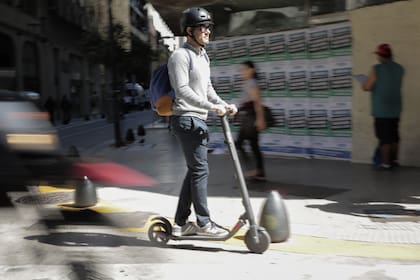 En el microcentro porteño suelen verse los monopatines eléctricos con mayor frecuencia; son utilizados para cubrir distancias cortas