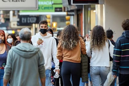 En el microcentro provincial se observan mujeres realizando el trabajo de cambiar dólares en el mercado informal. Aseguran que ganan más dinero que en casas de ropa o restaurantes.