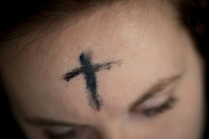 En el Miércoles de Ceniza ponen ceniza en la frente de los feligreses (Unsplash)