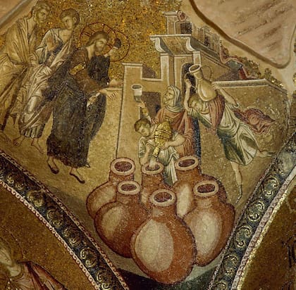 En el milagro de Caná, Cristo tornó el agua que estaba en ánforas en vino (Mosaico de la Iglesia del Santísimo Salvador, Estambul, Turquía, siglo XIV).