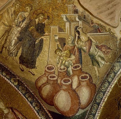 En el milagro de Caná, Cristo tornó el agua que estaba en ánforas en vino (Mosaico de la Iglesia del Santísimo Salvador, Estambul, Turquía, siglo XIV)