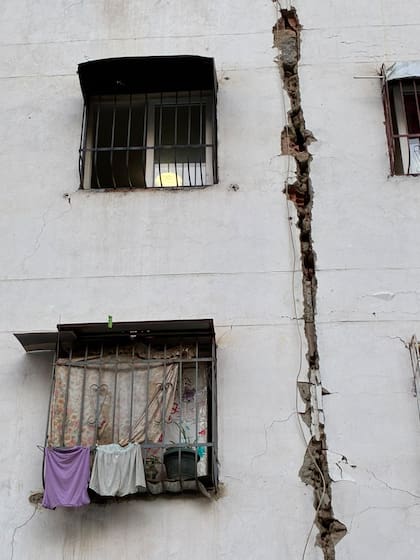 En el mismo edificio residencial, una grieta que llama mucho la atención