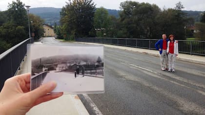 En el mismo puente de Blaibach, en Alemania, Anikó Szabó vuelve a ser retratada esta vez por su hija, Aniko