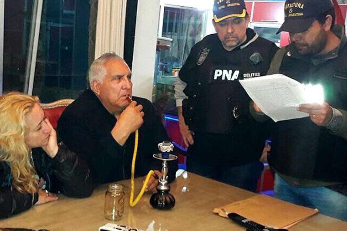 En el momento de la detención, Medina siguió fumando narguile como si nada ocurriera