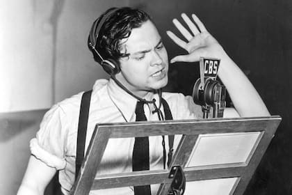 En el momento en que grabó La guerra de los Mundos, Welles tenía 23 años y todavía no se había consagrado como actor y director de cine
