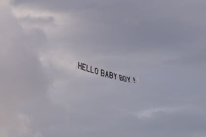 En el momento en que se reveló el sexo del bebé, una avioneta desplegó en el cielo un cartel que decía “Hello baby boy!”.