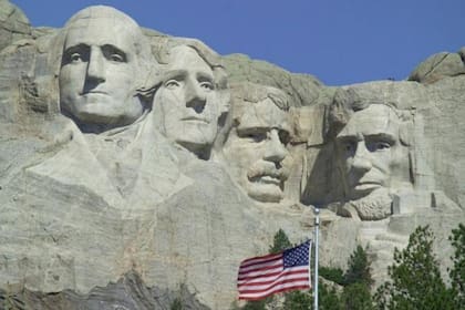 En el monte Rushmore de Dakota del Sur hay un monumento esculpido en granito en homenaje a los presidentes de Estados Unidos George Washington, Thomas Jefferson, Theodore Roosevelt y Abraham Lincoln (de izquierda a derecha)
