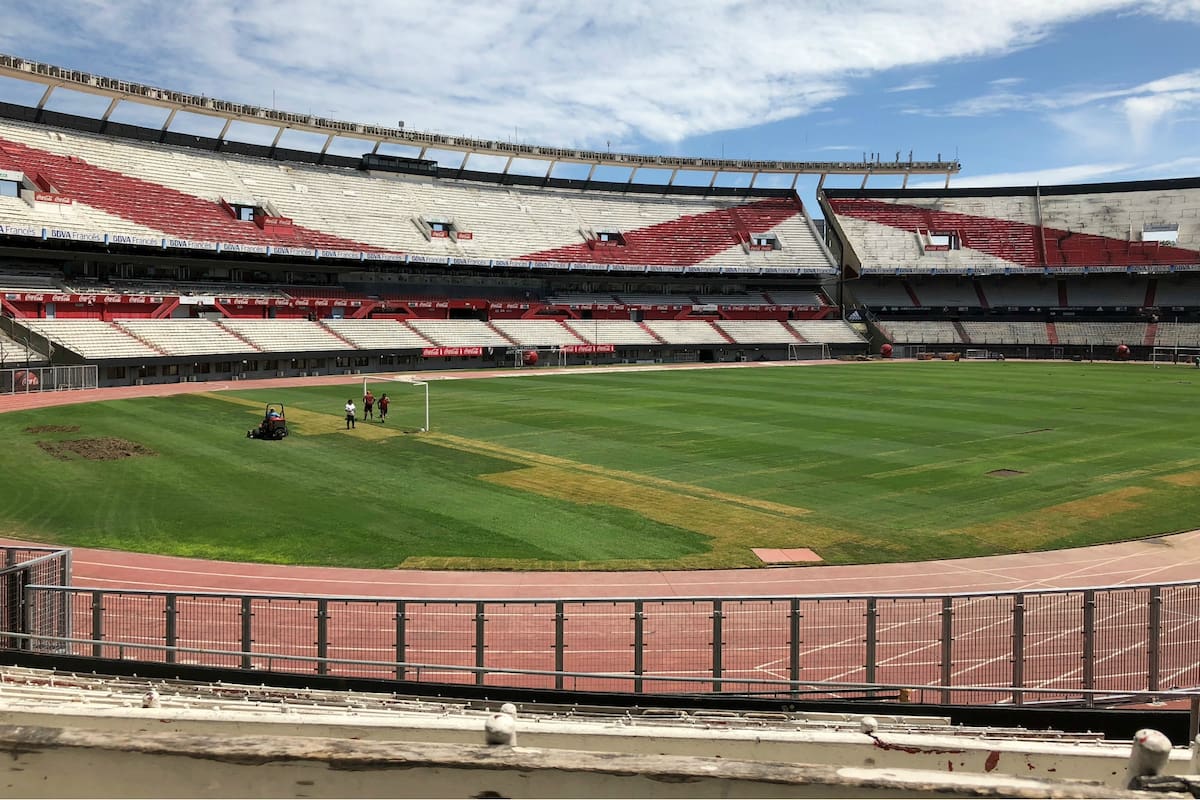 En el Monumental fueron removidos los alambrados de las tribunas cabeceras Sívori y Centenario bajas; aumentando la capacidad del estadio en 3.000 nuevas ubicaciones que le generarán a River un ingreso de $1.500.000 por partido