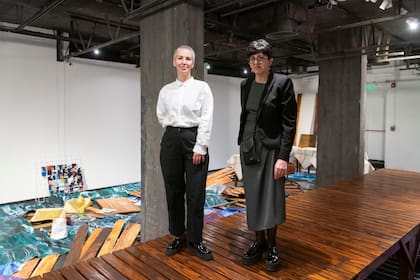 En el muelle de "Obra completa", la curadora Guadalupe Creche y la artista Mariana López