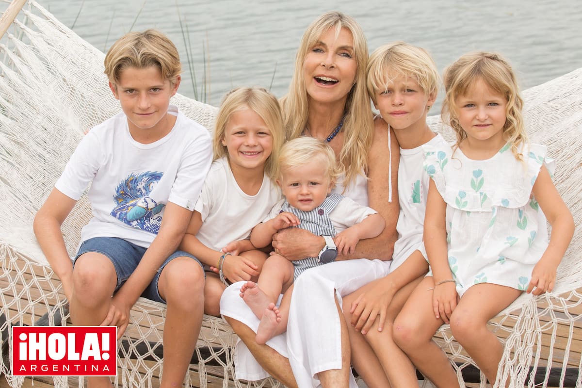 En el muelle de su casa, sobre la laguna, Virginia posa con cinco de sus siete nietos, hijos de su hija Ángeles. De izquierda a derecha: Rufino (11), Filipa (7), Zoilo (10 meses), Mario (9, todos lo llaman “Tito”) y Simona (5).