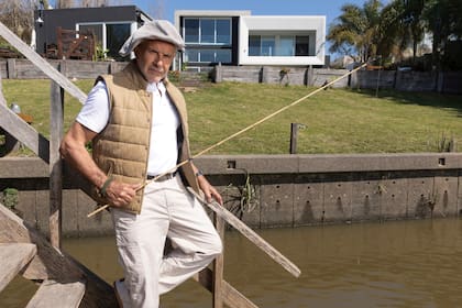 En el muelle y, detrás, puede verse la casa, moderna y de líneas rectas
