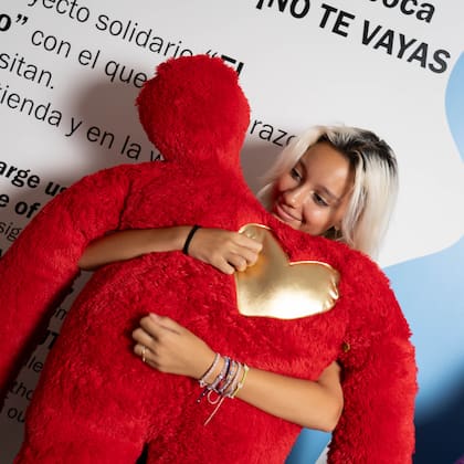 En el MuF de Madrid a lo largo de 600 m2 se disponen máquinas de risa que contagian carcajadas y peluches gigantes que envuelven en abrazos a quienes quieran generar oxitocina