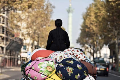 En el Museo Nacional de Bellas Artes se puede visitar la muestra “Kimsooja. Nómada”, que presenta por primera vez en Buenos Aires la obra de esta artista coreana, referente internacional del arte conceptual multimedia y del videoarte; exhibida en el marco de la tercera edición de Bienalsur, participa en la Semana del Arte