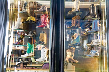 En el museo se exhiben 300 pares de botas que la Mona usó en sus múltiples shows.